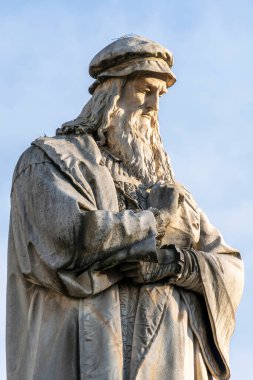 İtalya, Milano 'daki Piazza della Scala' da Leonardo da Vinci anıtı.