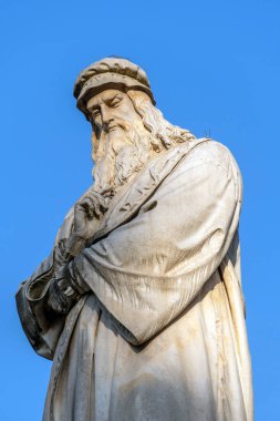 İtalya, Milano 'daki Piazza della Scala' da Leonardo da Vinci anıtı.