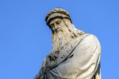 İtalya, Milano 'daki Piazza della Scala' da Leonardo da Vinci anıtı.