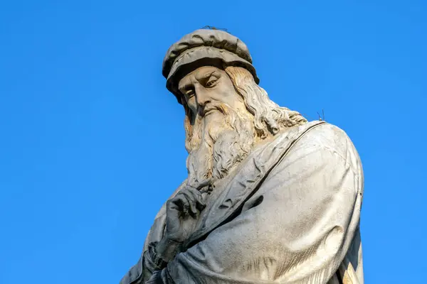 İtalya, Milano 'daki Piazza della Scala' da Leonardo da Vinci anıtı.