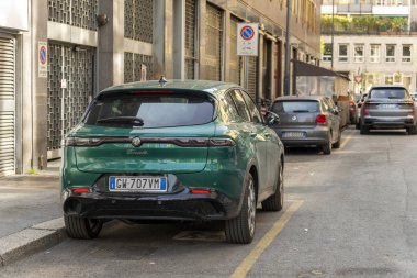 Milan, İtalya - 3 Nisan 2025: Milano, İtalya 'da Yeşil Alfa Romeo Tonale.