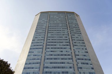 Milan, İtalya - 3 Nisan 2025: Milano, İtalya 'daki Pirelli Kulesi.