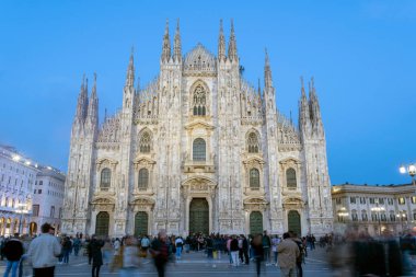 Milan, İtalya - 3 Nisan 2025: Milano Katedrali 'nin (Duomo di Milano) gece cephesi.