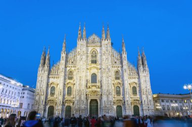Milan, İtalya - 3 Nisan 2025: Milano Katedrali 'nin (Duomo di Milano) gece cephesi.