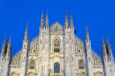 Milan, İtalya - 3 Nisan 2025: Milano Katedrali 'nin (Duomo di Milano) gece cephesi.