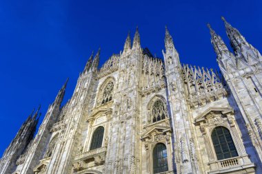 Milan, İtalya - 3 Nisan 2025: Milano Katedrali 'nin (Duomo di Milano) gece cephesi.