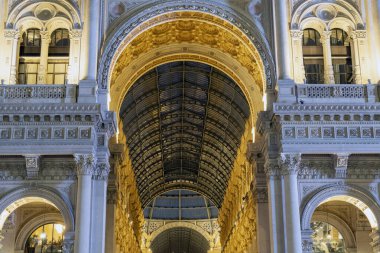 Milan, İtalya - 3 Nisan 2025: Ünlü Galleria Vittorio Emanuele II 'nin girişi.