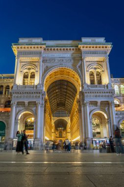 Milan, İtalya - 3 Nisan 2025: Ünlü Galleria Vittorio Emanuele II 'nin girişi.