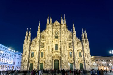 Milan, İtalya - 3 Nisan 2025: Milano Katedrali 'nin (Duomo di Milano) gece cephesi.