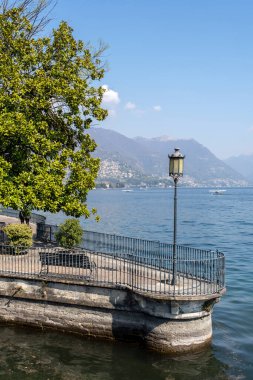 Como, İtalya - 4 Nisan 2025: Como 'daki Como Gölü kıyısında bir yürüyüş yolu (Passeggiata Lino Gelpi).
