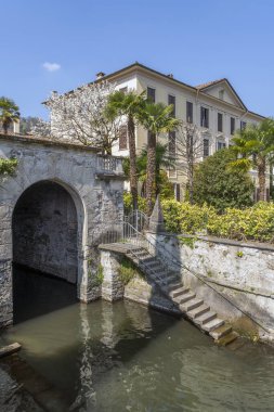 Como, İtalya - 4 Nisan 2025: Como 'daki Como Gölü kıyısında bir yürüyüş yolu (Passeggiata Lino Gelpi).