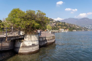 Como, İtalya - 4 Nisan 2025: Como 'daki Como Gölü kıyısında bir yürüyüş yolu (Passeggiata Lino Gelpi).