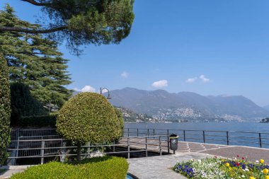 Como, İtalya - 4 Nisan 2025: Como 'daki Como Gölü kıyısında bir yürüyüş yolu (Passeggiata Lino Gelpi).