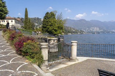 Como, İtalya - 4 Nisan 2025: Como 'daki Como Gölü kıyısında bir yürüyüş yolu (Passeggiata Lino Gelpi).