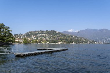 Como, İtalya - 4 Nisan 2025 Como Gölü manzaralı Como kasabası.
