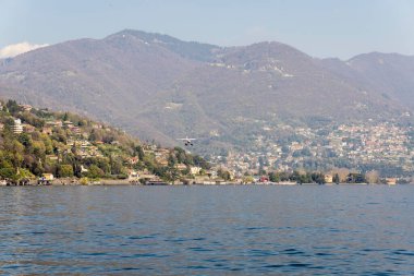 Como, İtalya - 4 Nisan 2025 Como Gölü ve Como kasabasından Cernobbio manzarası.