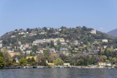 Como, İtalya - 4 Nisan 2025 Como Gölü manzaralı Como kasabası.