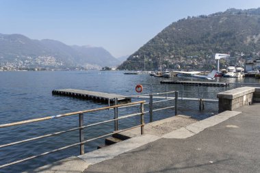 Como, İtalya - 4 Nisan 2025 Como Gölü manzaralı Como kasabası.