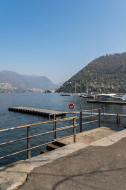 Como, İtalya - 4 Nisan 2025 Como Gölü manzaralı Como kasabası.