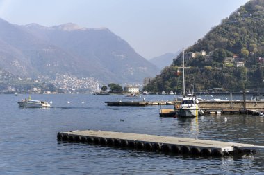 Como, İtalya - 4 Nisan 2025 Como Gölü manzaralı Como kasabası.