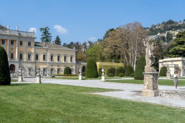 Como, İtalya - 4 Nisan 2025 Como Gölü 'nün bahçesinden Villa Olmo' nun görüntüsü.