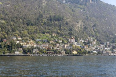 Como, İtalya - 4 Nisan 2025 Como Gölü ve Villa Olmo Bahçesi 'nden Como kasabası manzarası.