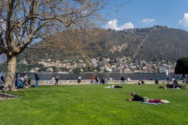 Como, İtalya - 4 Nisan 2025 Como kasabasındaki Como Gölü 'nde rahat bir park.