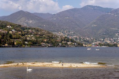 Como, İtalya - 4 Nisan 2025 Como kasabasından Como Gölü manzarası.