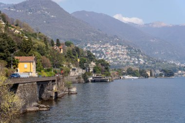 Como, İtalya - 4 Nisan 2025 Como kasabasından Como Gölü manzarası