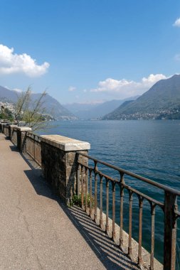 Como, İtalya - 4 Nisan 2025: Como 'daki Como Gölü kıyısında bir yürüyüş yolu (Passeggiata Lino Gelpi).