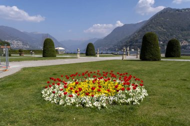 Como, İtalya - 4 Nisan 2025: Villa Olmo bahçesinden Como Gölü manzarası.