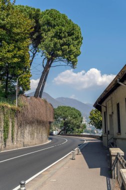 Como, İtalya - 4 Nisan 2025: Como 'daki Como Gölü kıyısında bir yürüyüş yolu (Passeggiata Lino Gelpi).