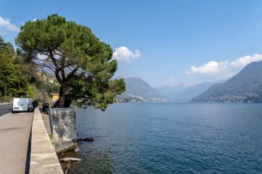 Como, İtalya - 4 Nisan 2025 Como kasabasından Como Gölü manzarası