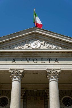 Como, İtalya - 4 Nisan 2025: Como Gölü kıyısındaki Volta Tapınağı (Tempio Voltiano). İtalya 'nın Como şehrinde Alessandro Volta' ya adanmış bir müze..