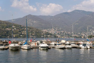 Como, İtalya - 4 Nisan 2025: Güneşli bir günde Como limanından Como 'nun görüntüsü.