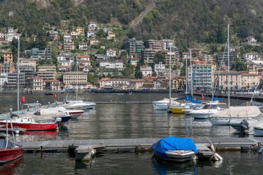 Como, İtalya - 4 Nisan 2025: Güneşli bir günde Como limanından Como 'nun görüntüsü.