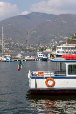 Como, İtalya - 4 Nisan 2025: Güneşli bir günde Como limanından Como 'nun görüntüsü.