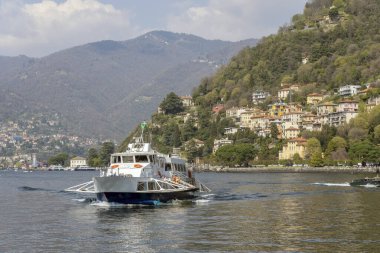 Como, İtalya - 4 Nisan 2025: Güneşli bir günde Como limanından Como 'nun görüntüsü.