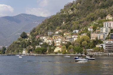 Como, İtalya - 4 Nisan 2025: Güneşli bir günde Como limanından Como 'nun görüntüsü.