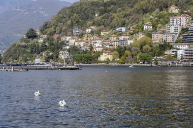 Como, İtalya - 4 Nisan 2025: Güneşli bir günde Como limanından Como 'nun görüntüsü.