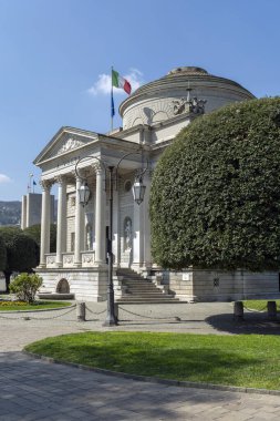 Como, İtalya - 4 Nisan 2025: Como Gölü kıyısındaki Volta Tapınağı (Tempio Voltiano). İtalya 'nın Como şehrinde Alessandro Volta' ya adanmış bir müze..
