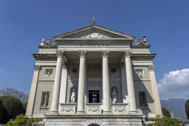 Como, İtalya - 4 Nisan 2025: Como Gölü kıyısındaki Volta Tapınağı (Tempio Voltiano). İtalya 'nın Como şehrinde Alessandro Volta' ya adanmış bir müze..