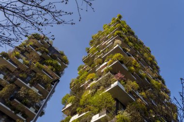 Como, İtalya - 4 Nisan 2025: Güneşli bir günde Milano 'daki Bosco Verticale yerleşim yeri.