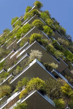 Como, İtalya - 4 Nisan 2025: Güneşli bir günde Milano 'daki Bosco Verticale yerleşim yeri.
