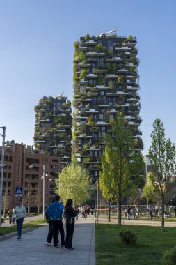 Como, İtalya - 4 Nisan 2025: Güneşli bir günde Milano 'daki Bosco Verticale yerleşim yeri.