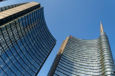 Como, İtalya - 4 Nisan 2025: Milano şehrindeki UniCredit Tower, İtalya 'nın en yüksek binasıdır..