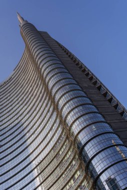 Como, İtalya - 4 Nisan 2025: Milano şehrindeki UniCredit Tower, İtalya 'nın en yüksek binasıdır..