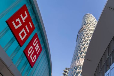 Como, İtalya - 4 Nisan 2025: Arkasında Unipol Kulesi olan Milan 'daki Uniqlo mağazası