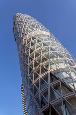 Como, İtalya - 4 Nisan 2025: Milano şehrindeki Unipol Kulesi.