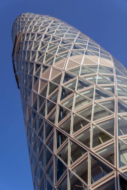 Como, İtalya - 4 Nisan 2025: Milano şehrindeki Unipol Kulesi.